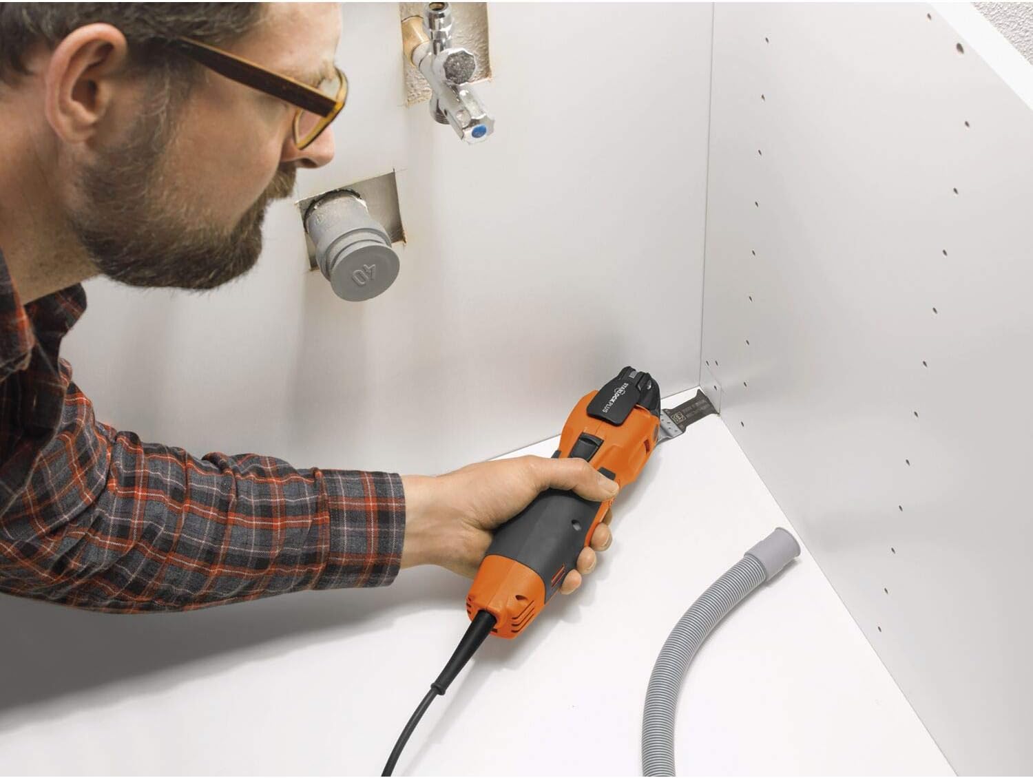 Multimaster MM 500 Plus Top EDITION – MultiTool für Ausbau/Renovierung, 62 Zubehör, Sägen/Schleifen/Schneiden/Fliesen trennen u.v.m.