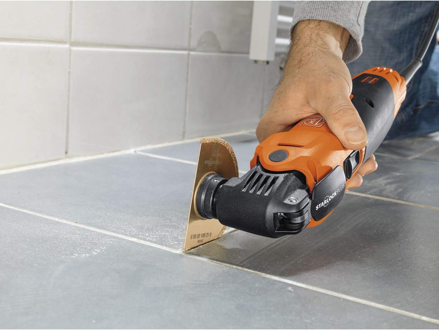 Multimaster MM 500 Plus Top EDITION – MultiTool für Ausbau/Renovierung, 62 Zubehör, Sägen/Schleifen/Schneiden/Fliesen trennen u.v.m.