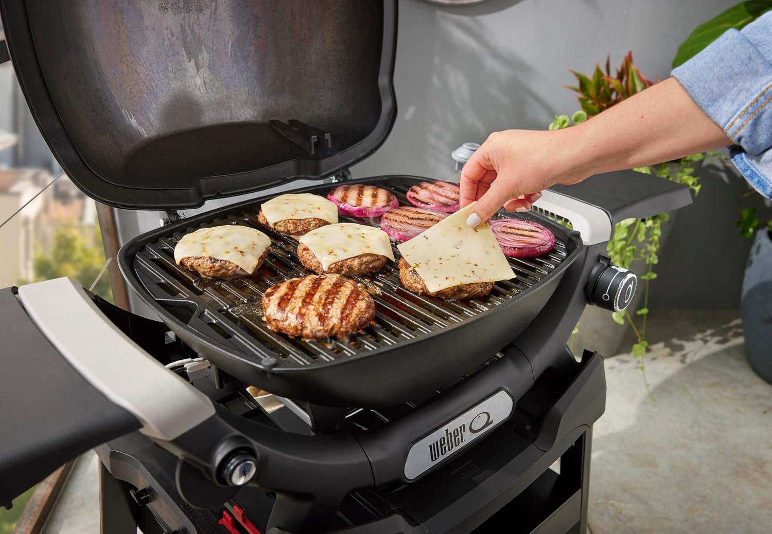 Q 1200N Gasgrill mit Seitentischen,Porzellanemaillierte Gusseisenroste,Deckelthermometer,Hochleistungsbrenner,1290cm² Grillfläche,Midnight Black