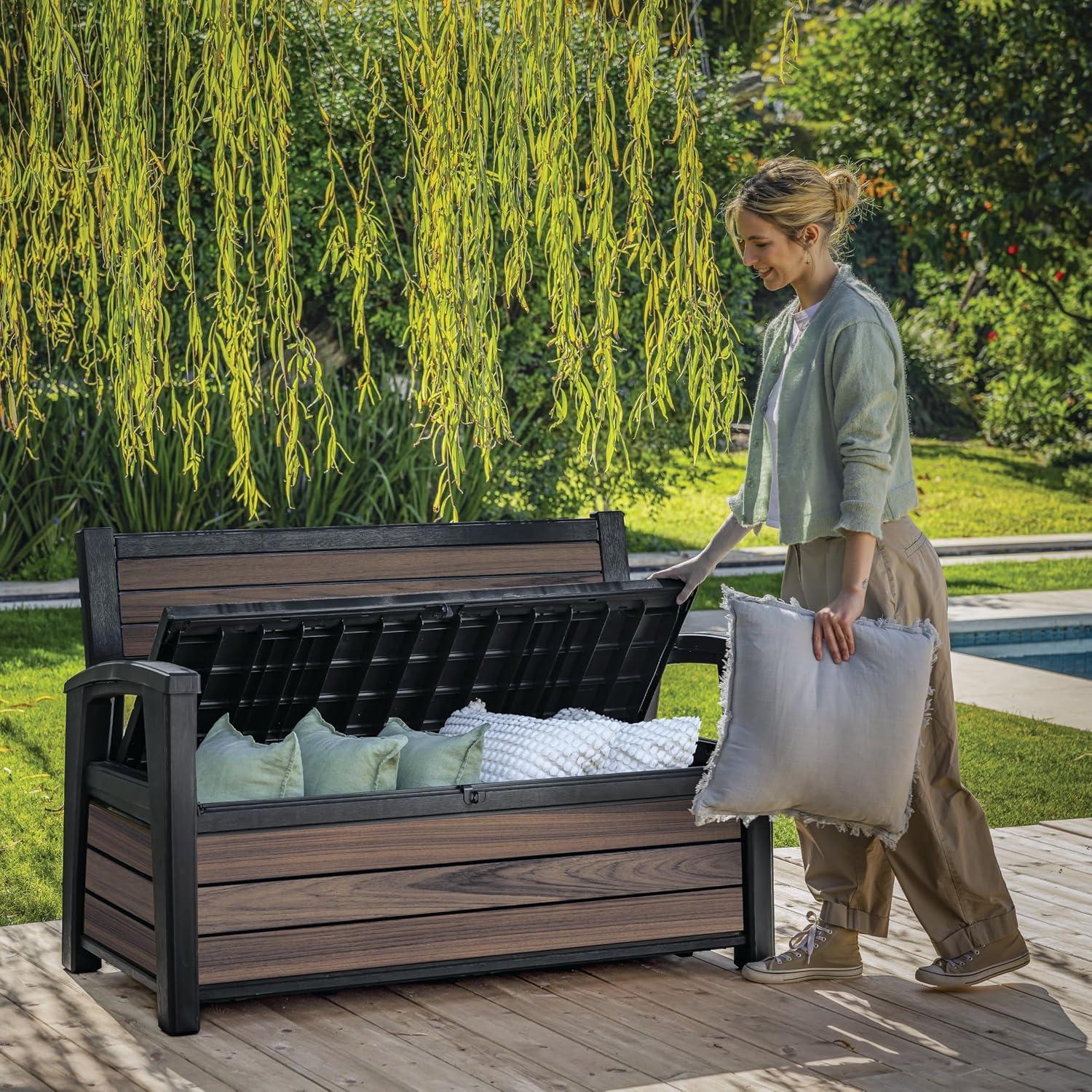 Signature Gartenbank 130x60x85 cm, wetterfeste Aufbewahrungsbank mit 227L Stauraum, 2-Sitzer, Holzdesign Rosewood