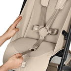Gold Kinderwagen BEEZY mit Ergonomischer Liegeposition, Ab Geburt bis 4 Jahre (max. 22 kg), Kompakt faltbar, Einhand-Gurtsystem, Magic Black
