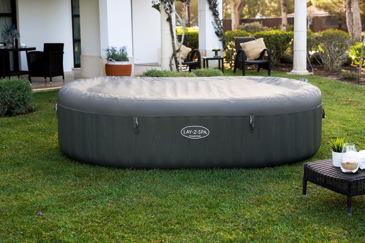 Lay-Z-Spa Mauritius XXL-Whirlpool für 7 Personen, 270x180x71 cm, 180 AirJet-Düsen, Heizung bis 40°C, App-Steuerung, Holz-Optik Basaltgrau, 1.370 L