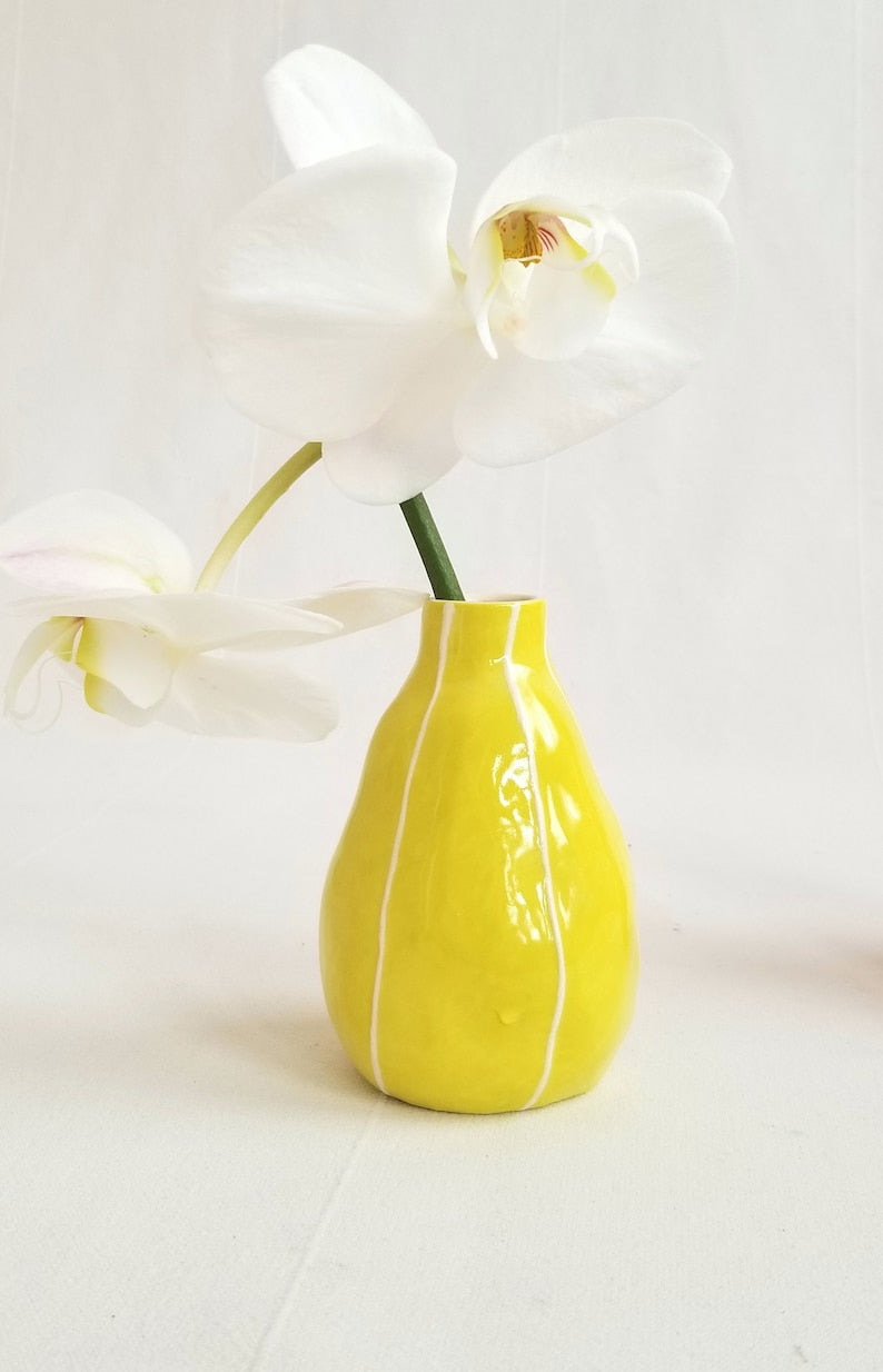Kleine handgemachte Keramik Vase mit weißen Streifen, organische Tropfenform, 4 Zoll