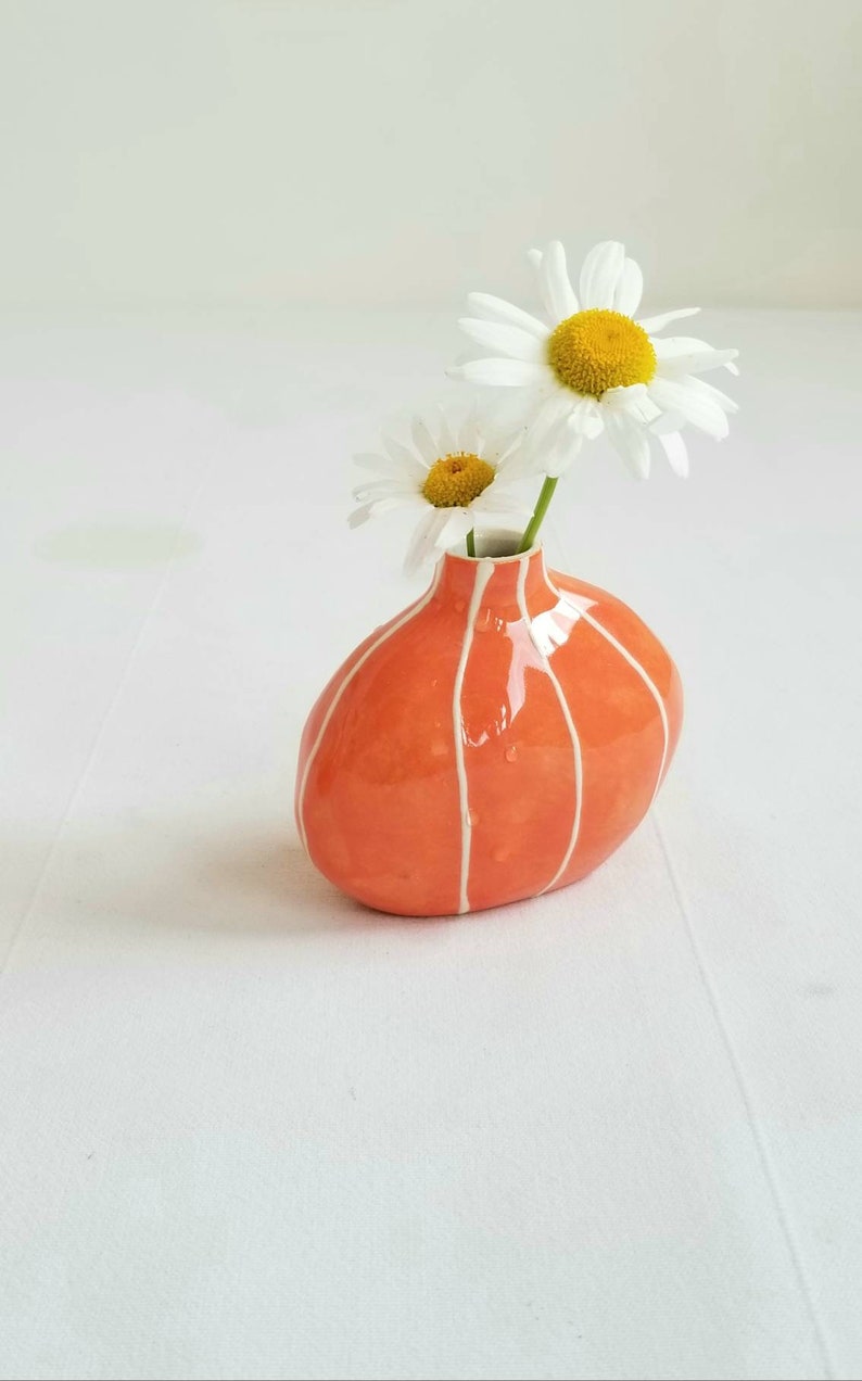 Handgefertigte Keramikvase mit weißen Streifen 8,25 cm Höhe Tischdeko