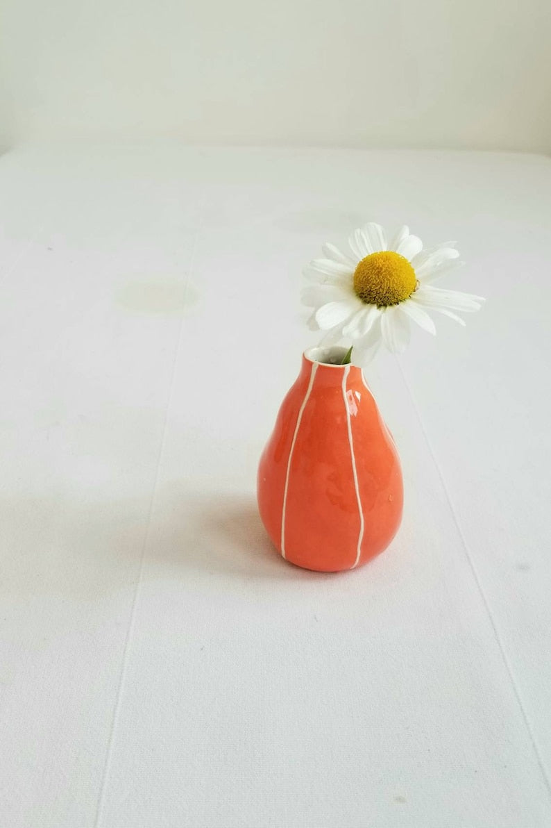 Kleine handgemachte Keramik Vase mit weißen Streifen, organische Tropfenform, 4 Zoll