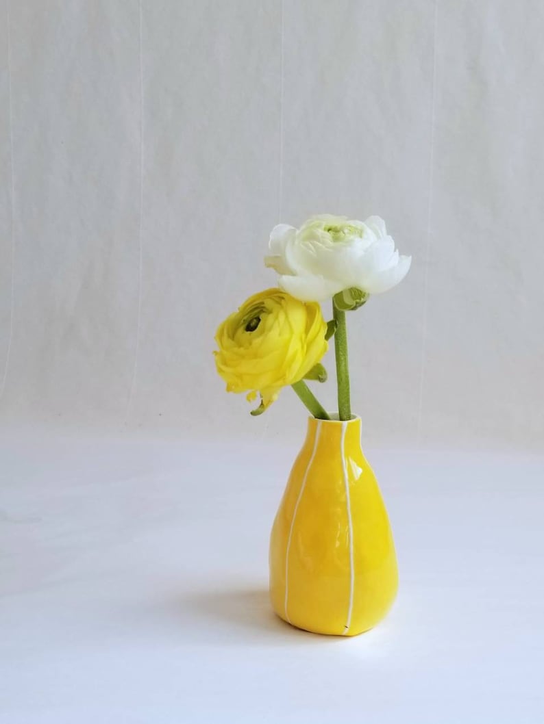 Kleine handgemachte Keramik Vase mit weißen Streifen, organische Tropfenform, 4 Zoll