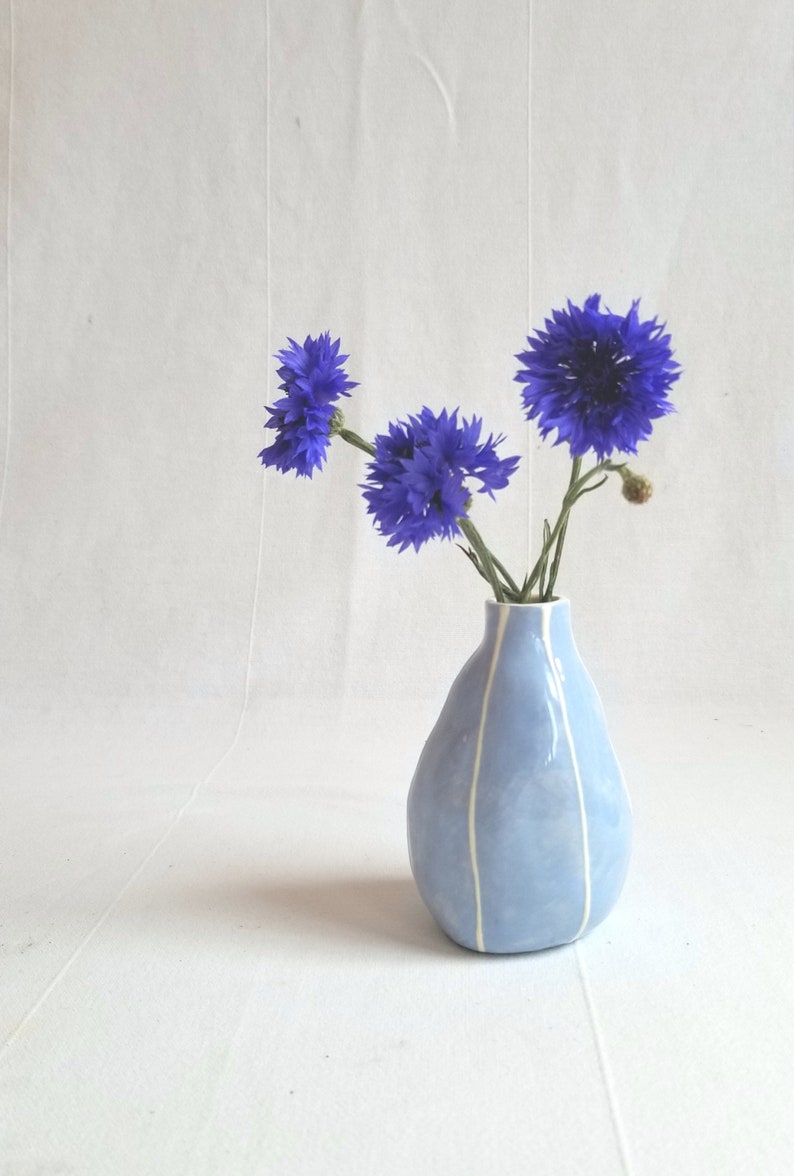 Kleine handgemachte Keramik Vase mit weißen Streifen, organische Tropfenform, 4 Zoll