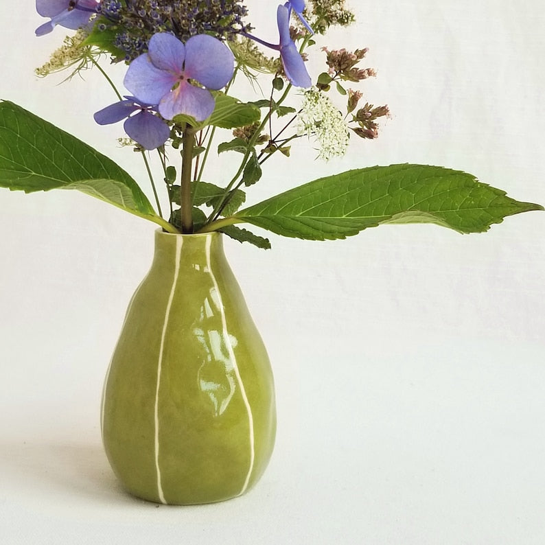 Kleine handgemachte Keramik Vase mit weißen Streifen, organische Tropfenform, 4 Zoll