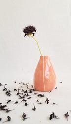 Kleine handgemachte Keramik Vase mit weißen Streifen, organische Tropfenform, 4 Zoll