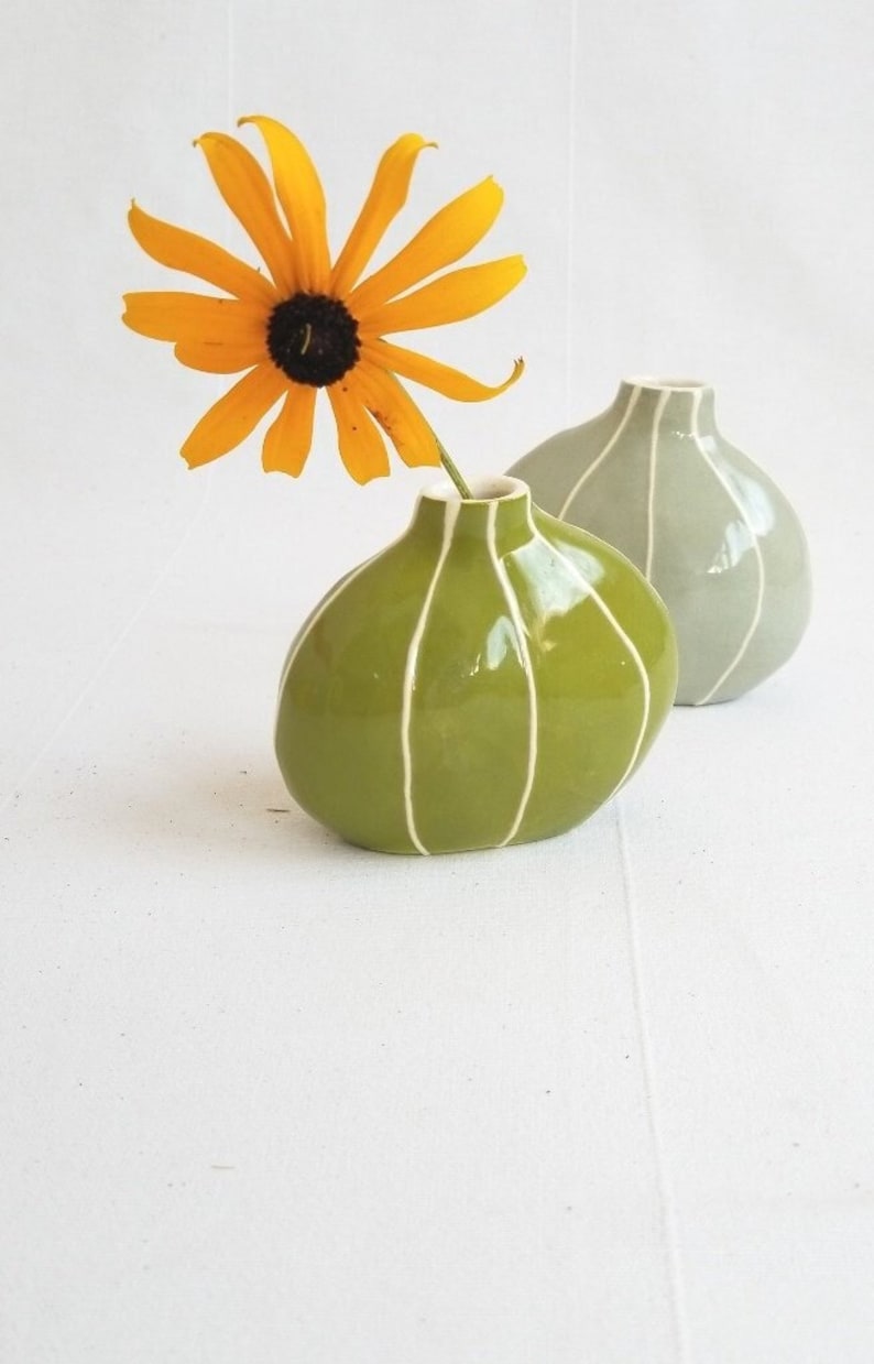 Handgefertigte Keramikvase mit weißen Streifen 8,25 cm Höhe Tischdeko