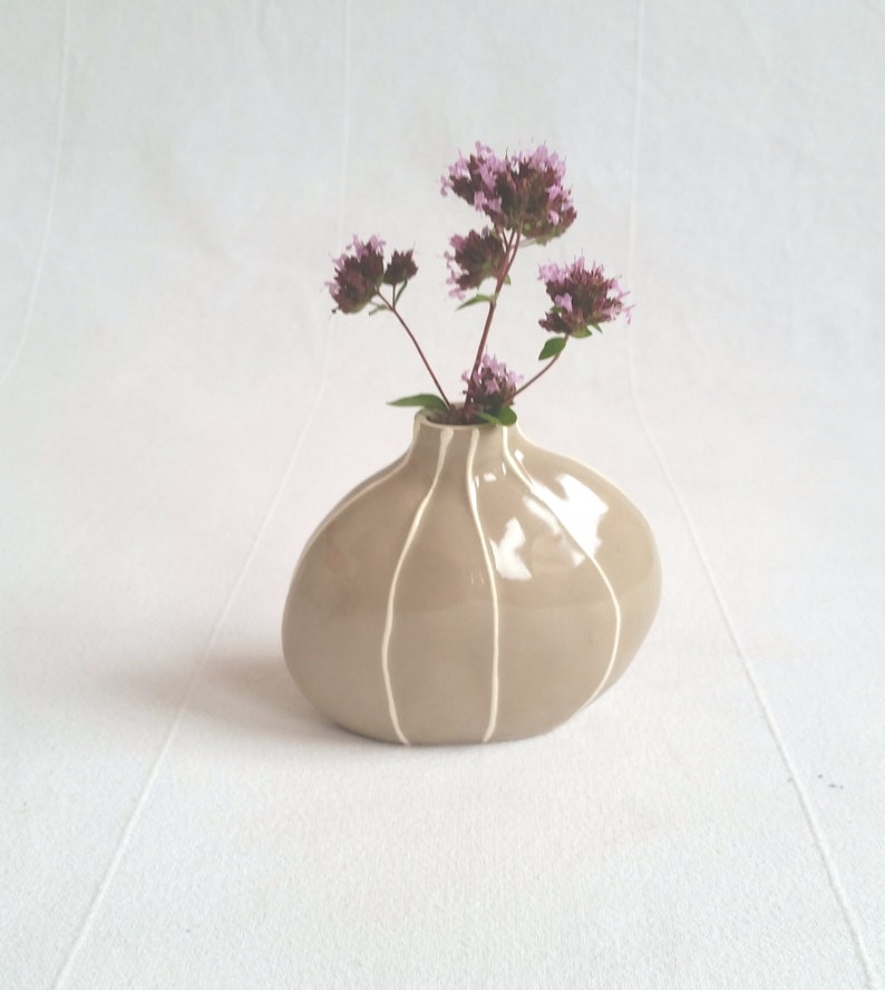 Handgefertigte Keramikvase mit weißen Streifen 8,25 cm Höhe Tischdeko