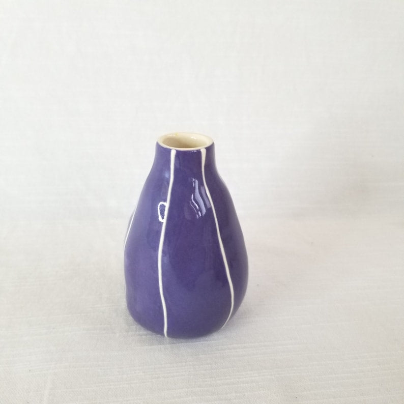Kleine handgemachte Keramik Vase mit weißen Streifen, organische Tropfenform, 4 Zoll