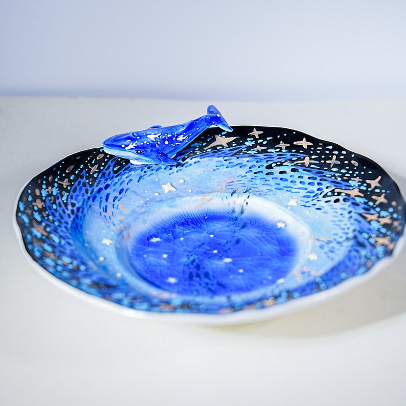 Handgefertigte Ocean Vortex Keramikplatte mit Walskulptur, Ice Crack Texture