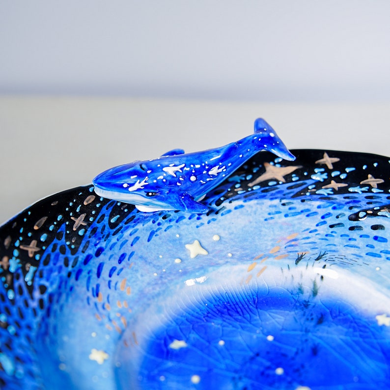 Handgefertigte Ocean Vortex Keramikplatte mit Walskulptur, Ice Crack Texture