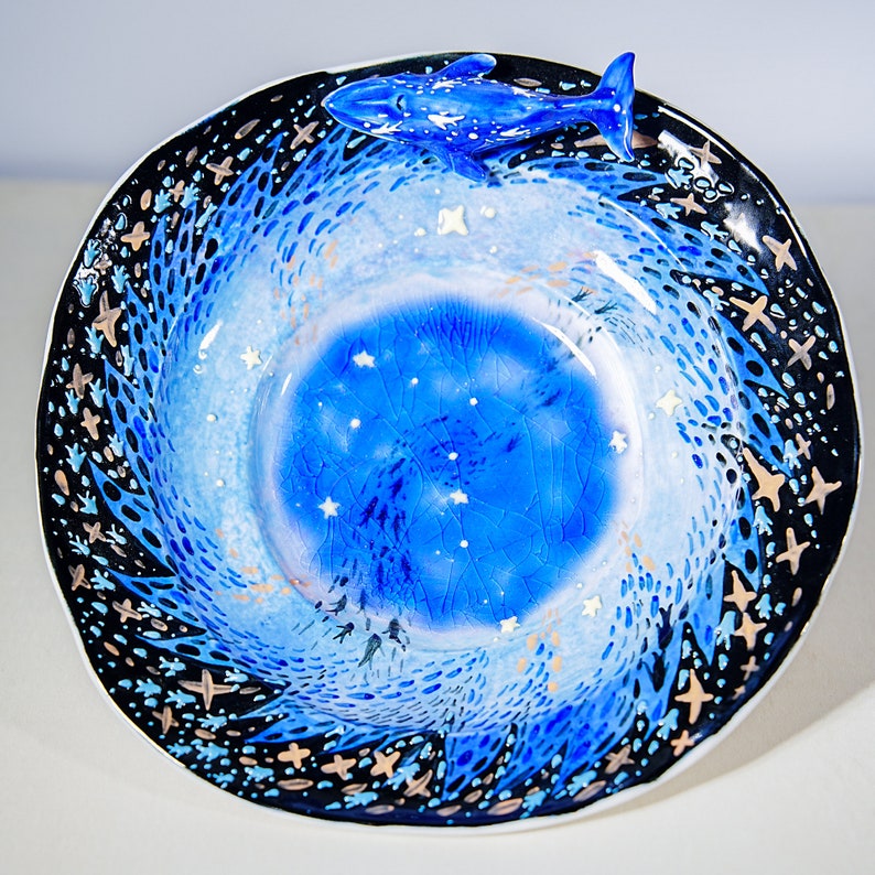 Handgefertigte Ocean Vortex Keramikplatte mit Walskulptur, Ice Crack Texture