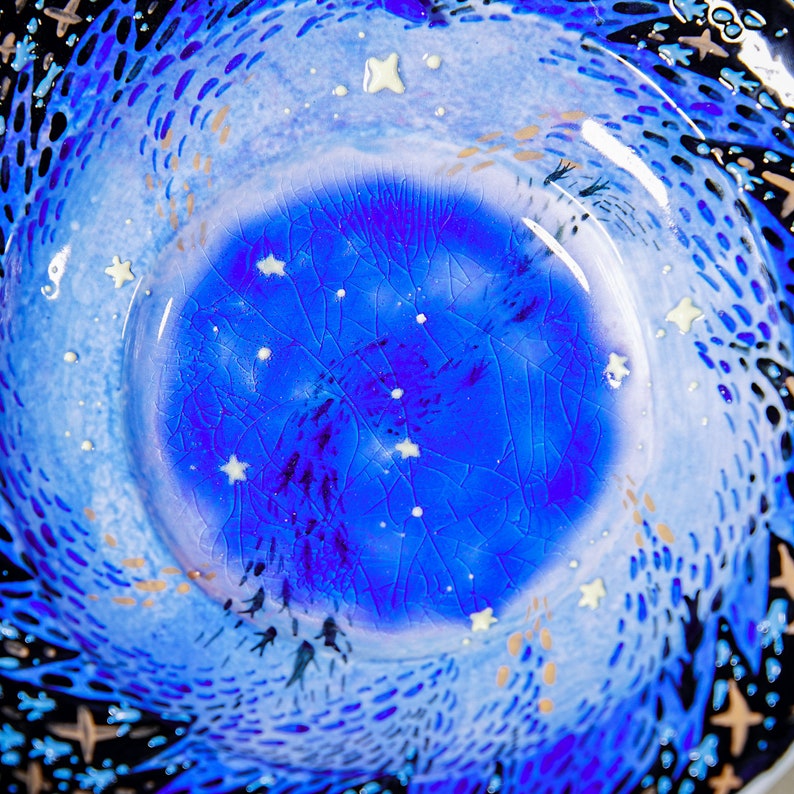 Handgefertigte Ocean Vortex Keramikplatte mit Walskulptur, Ice Crack Texture