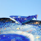 Handgefertigte Ocean Vortex Keramikplatte mit Walskulptur, Ice Crack Texture