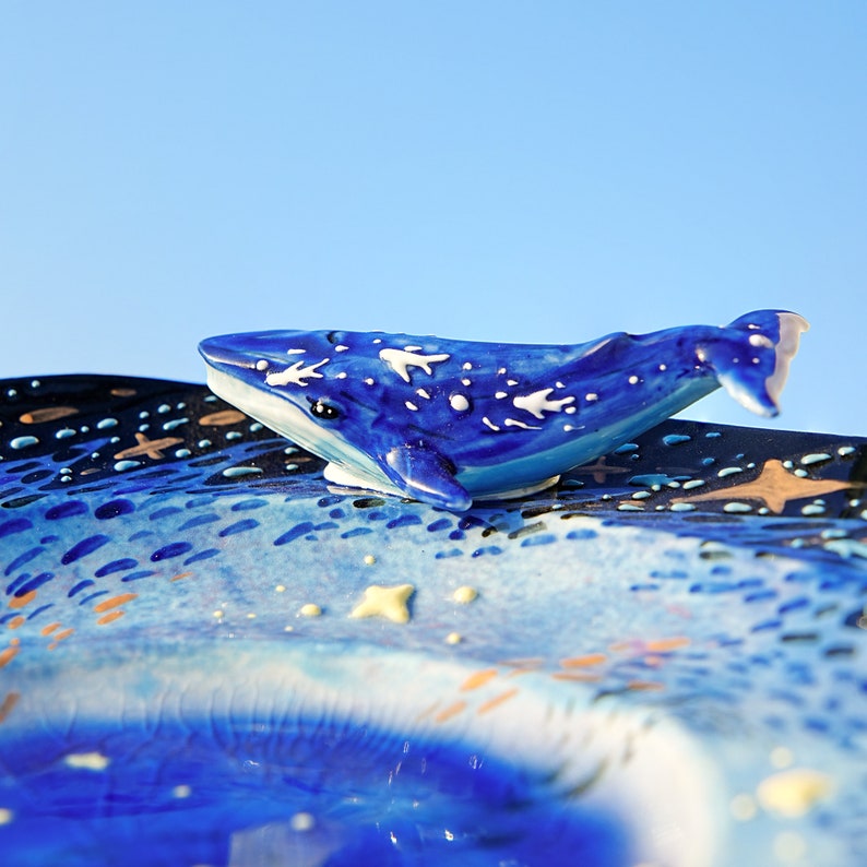 Handgefertigte Ocean Vortex Keramikplatte mit Walskulptur, Ice Crack Texture
