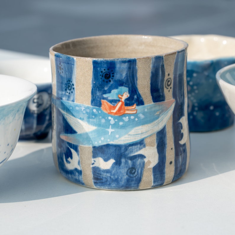 Keramik Kaffeetasse mit Wal und Mädchen im Märchen-Stil handgemachte Teetasse