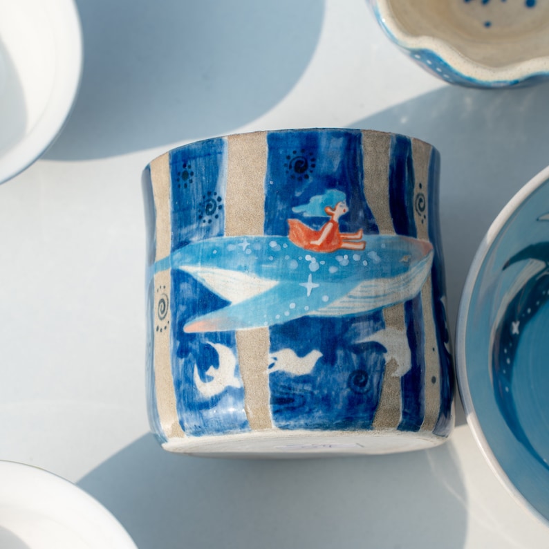 Keramik Kaffeetasse mit Wal und Mädchen im Märchen-Stil handgemachte Teetasse