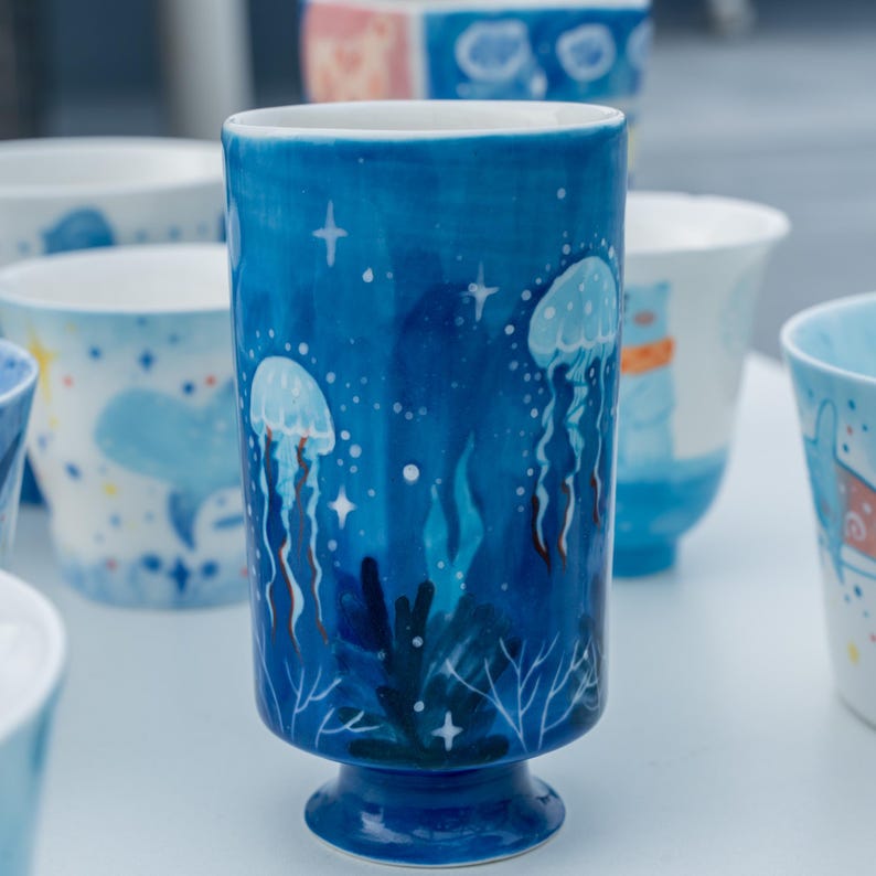 Handbemalte Keramik Tasse Quallen Leuchten Ocean Blue Große Kapazität Mikrowellenfest Spülmaschinenfest