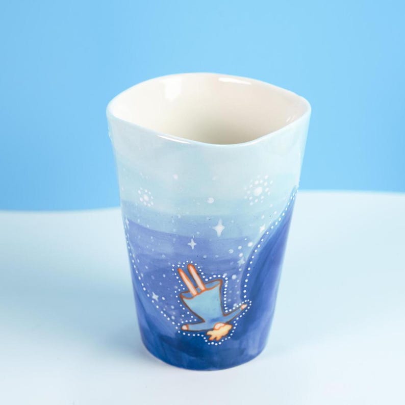 Handbemalte Keramiktasse Skyward Flight, Ozeanblau, Fassungsvermögen 300 ml, mikrowellengeeignet