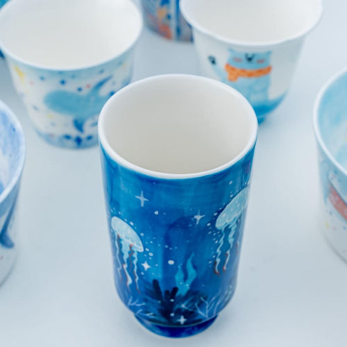 Handbemalte Keramik Tasse Quallen Leuchten Ocean Blue Große Kapazität Mikrowellenfest Spülmaschinenfest