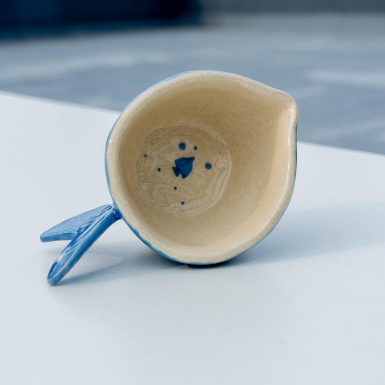 Handgefertigte Porzellan Espressotasse mit Walflossengriff – Einzigartige Ozean Tasse