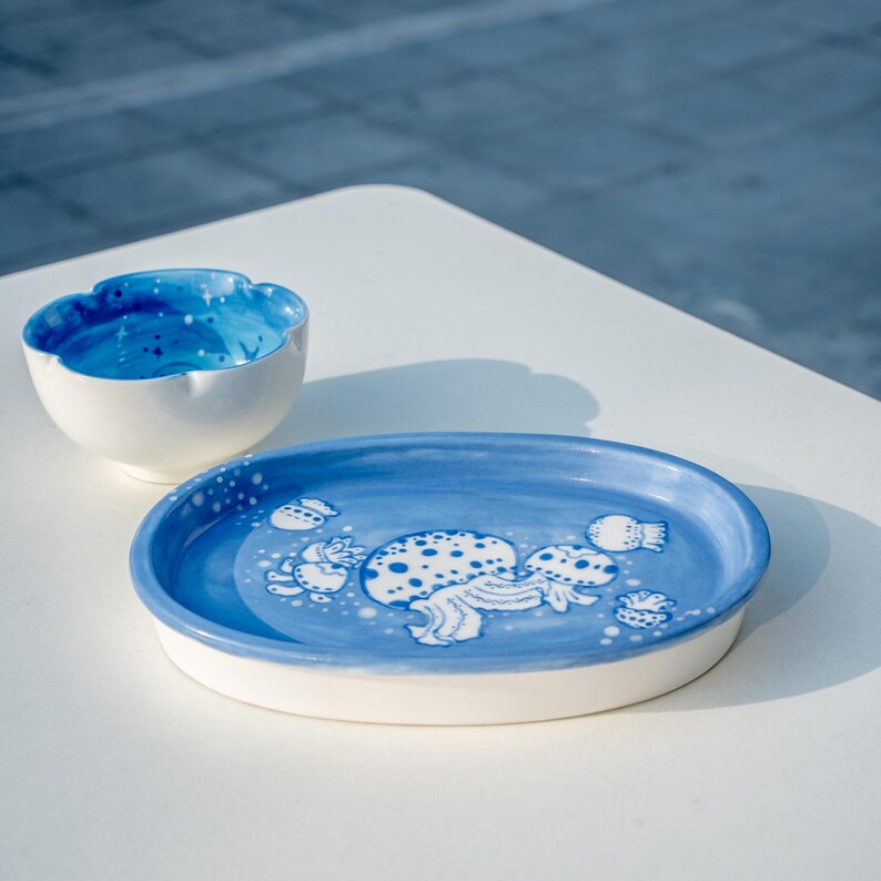 Handgemachte Keramik Ringschale Ocean Blue mit Quallenmotiv – Verspieltes Trinket Tablett