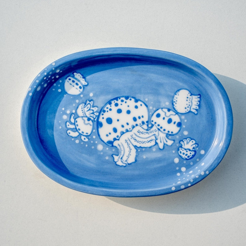 Handgemachte Keramik Ringschale Ocean Blue mit Quallenmotiv – Verspieltes Trinket Tablett