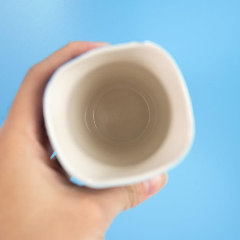Handbemalte Keramiktasse Skyward Flight, Ozeanblau, Fassungsvermögen 300 ml, mikrowellengeeignet