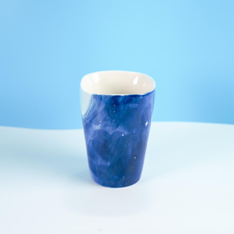 Handbemalte Keramiktasse Skyward Flight, Ozeanblau, Fassungsvermögen 300 ml, mikrowellengeeignet