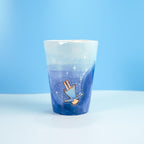 Handbemalte Keramiktasse Skyward Flight, Ozeanblau, Fassungsvermögen 300 ml, mikrowellengeeignet