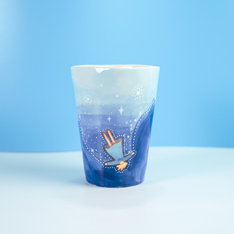 Handbemalte Keramiktasse Skyward Flight, Ozeanblau, Fassungsvermögen 300 ml, mikrowellengeeignet