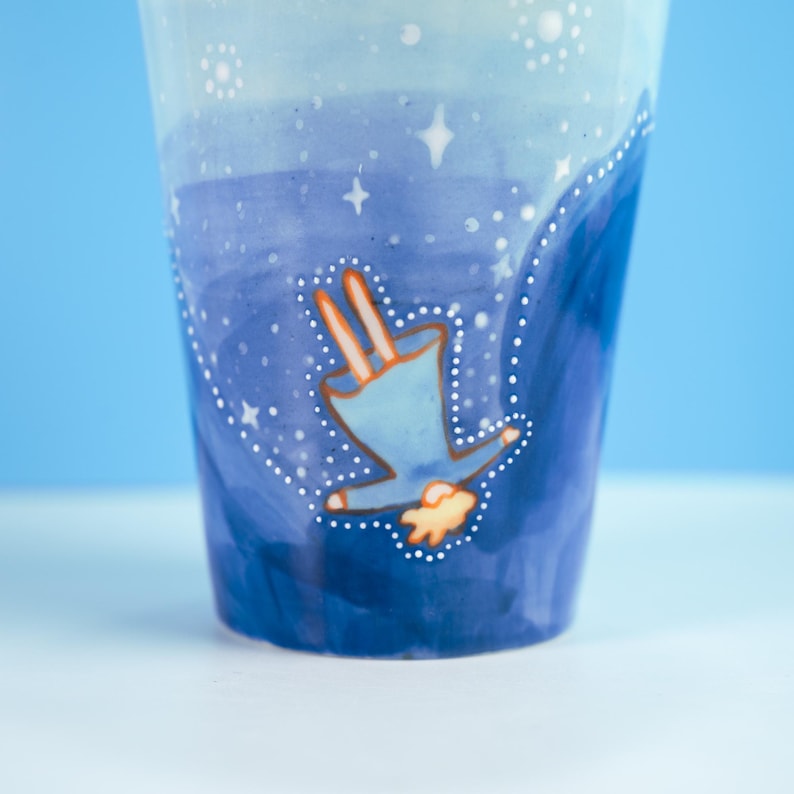 Handbemalte Keramiktasse Skyward Flight, Ozeanblau, Fassungsvermögen 300 ml, mikrowellengeeignet