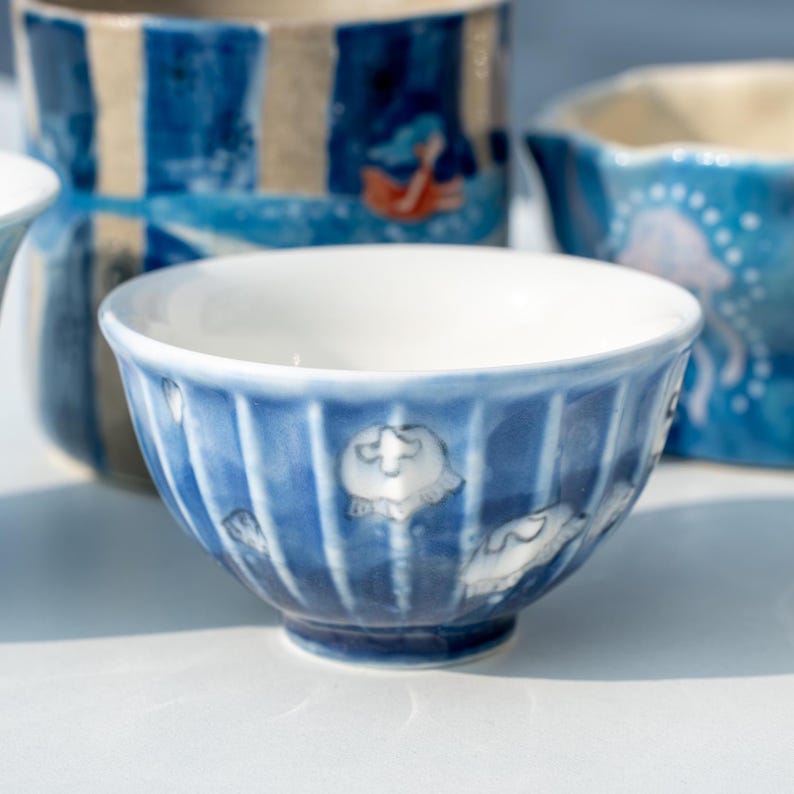 Handgemachte Keramik Teetasse Dreamy Ocean Blue Jellyfish Muster Weiß Gestreift Mini