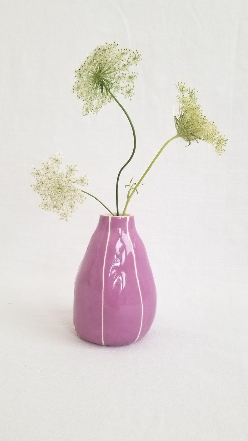 Kleine handgemachte Keramik Vase mit weißen Streifen, organische Tropfenform, 4 Zoll