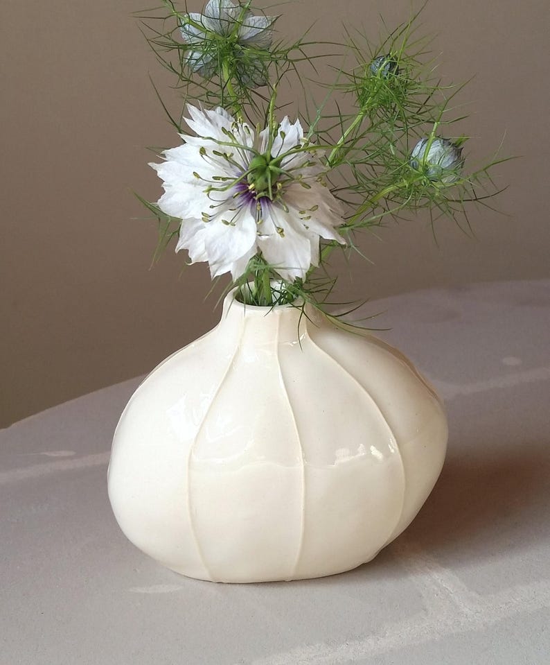 Handgefertigte Keramikvase mit weißen Streifen 8,25 cm Höhe Tischdeko