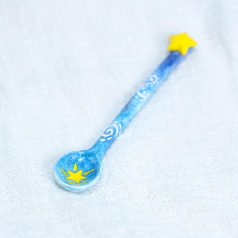 Handgefertigtes Keramik Tee-Set Sternennacht mit Wal Untersetzer und Löffel Craquelé-Glasur