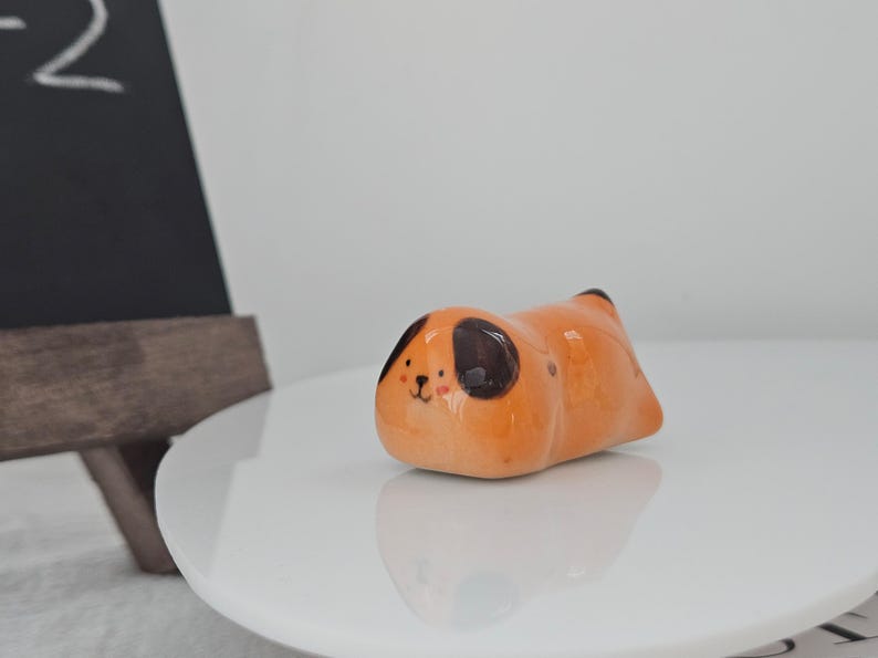 Handgemachte Keramik Hunde Figur, Schreibtisch Deko, 2,5-5 cm, Unikat