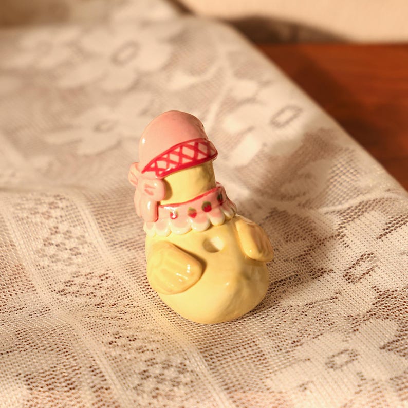 Niedlicher Keramik Enten Kerzenhalter mit rosa Haube und Schleife als Kuchen Topper für Geburtstag Party Dekoration