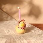 Niedlicher Keramik Enten Kerzenhalter mit rosa Haube und Schleife als Kuchen Topper für Geburtstag Party Dekoration