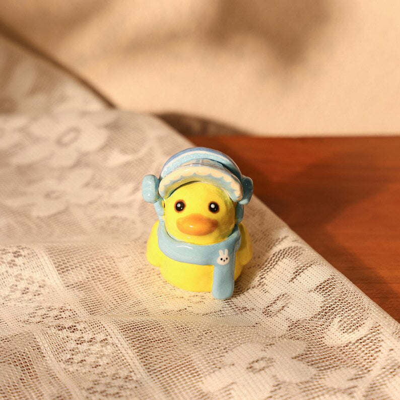 Kawaii Keramik Kerzenhalter Ente mit blauer Haube für Geburtstagsfeier Frühlingsdeko