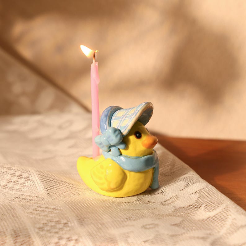 Kawaii Keramik Kerzenhalter Ente mit blauer Haube für Geburtstagsfeier Frühlingsdeko