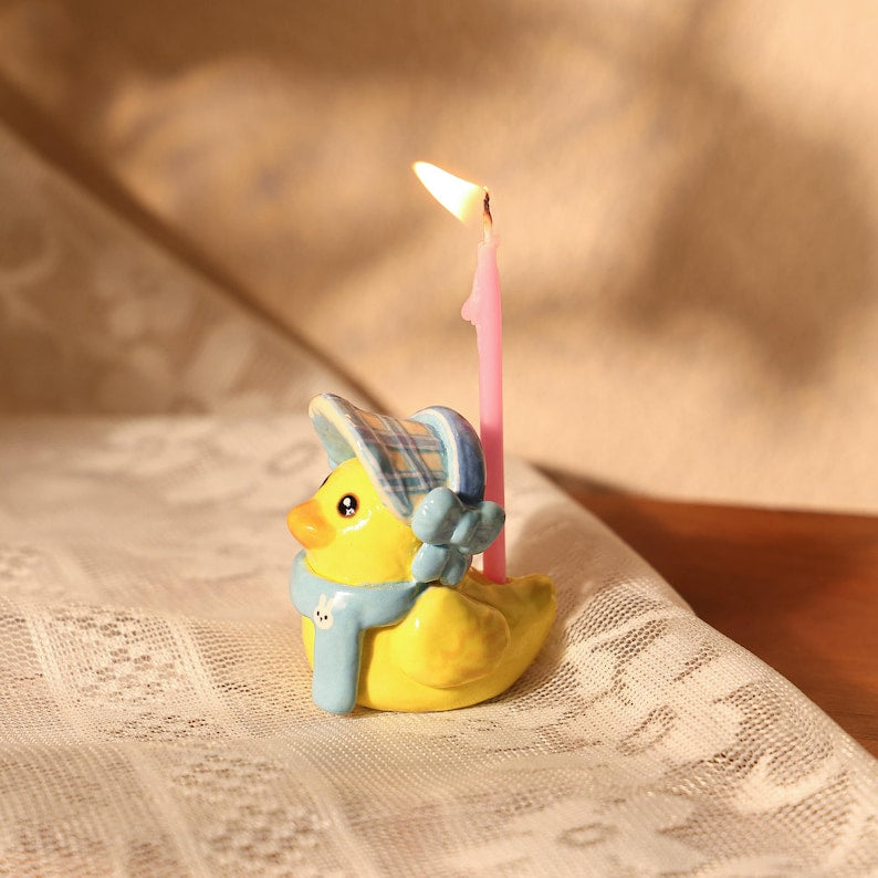Kawaii Keramik Kerzenhalter Ente mit blauer Haube für Geburtstagsfeier Frühlingsdeko