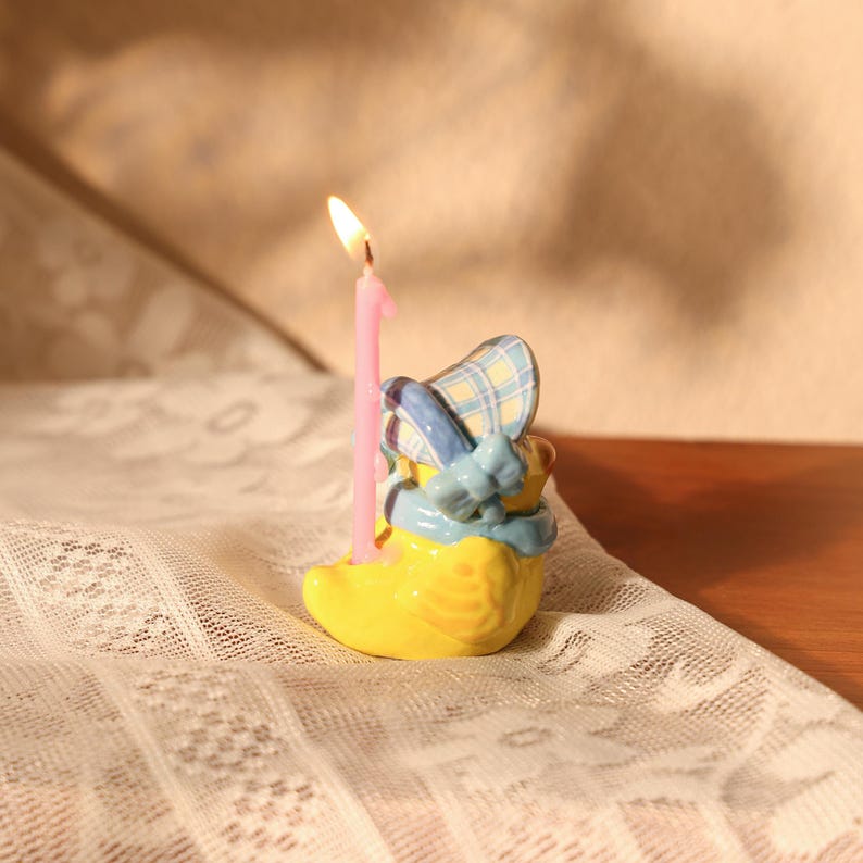 Kawaii Keramik Kerzenhalter Ente mit blauer Haube für Geburtstagsfeier Frühlingsdeko