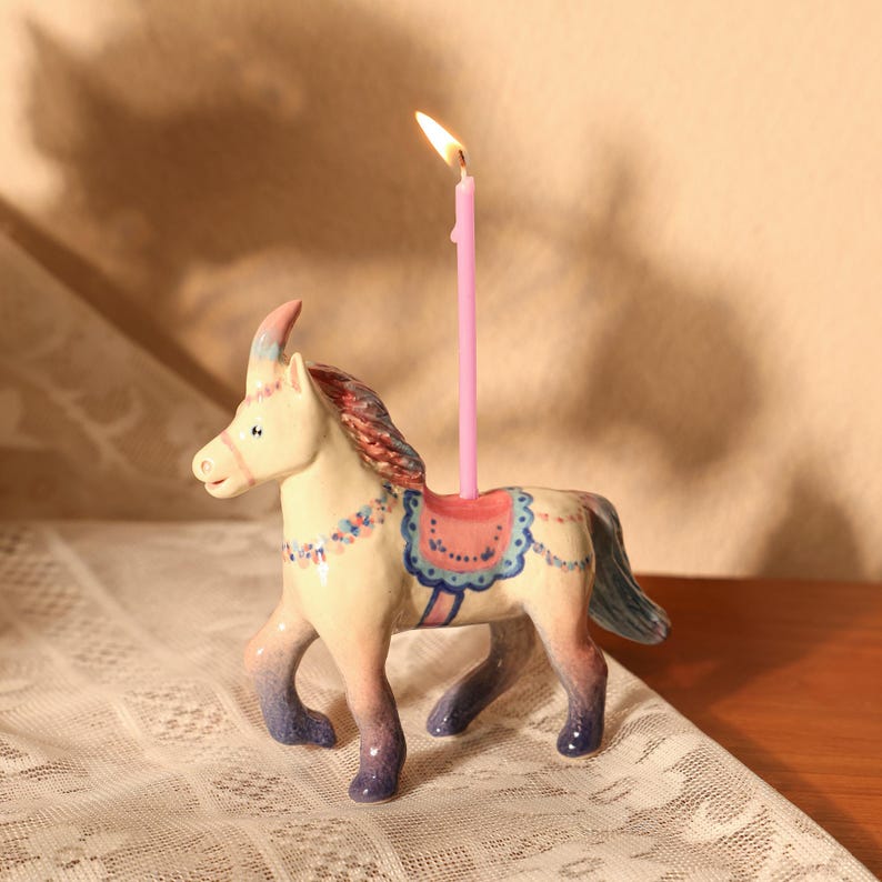 Handgemachter Kerzenhalter / Tortenhalter mit Einhorn - Pastell Partyhut, Cake Topper für Geburtstage