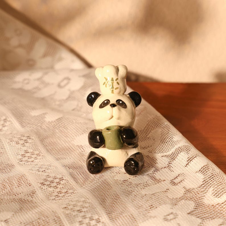 Handgefertigter Panda-Kuchenkerzenhalter aus Keramik, niedlicher Panda mit Kochmütze, der Kerze hält, Kuchendekoration