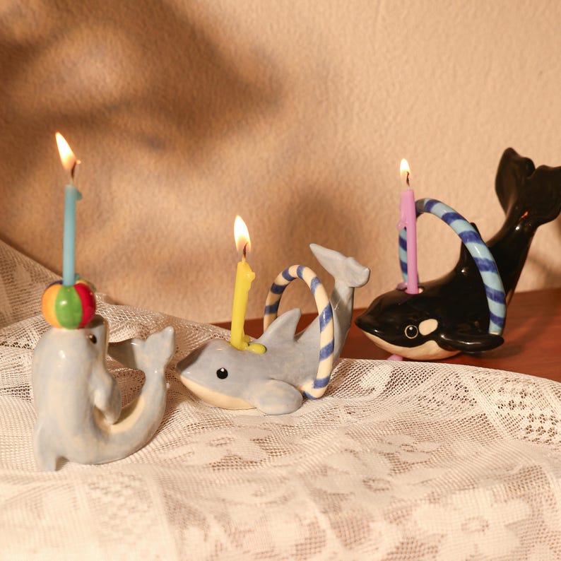 Handgefertigte Keramik Delfin und Wal Kuchen Topper Ozeandekoration Geburtstagsparty Kerzenhalter