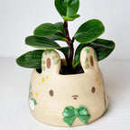 Keramik Hase Blumentopf - handbemalt mit natürlicher Tonoptik - kawaii Keramik mit Drainageloch - Einweihungsgeschenk